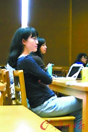 网络上流传的图片,一貌似翁帆的女子坐在课室内上课。 系杨振宁妻 以香港居民身份提出入学申请 同学称其低调 “师妹的老公都拿诺贝尔奖了,(我)表示压力很大。”日前,水木清华网站一名网友称,诺贝尔物理学奖得主杨振宁的妻子翁帆在清华大学建筑学院攻读博士学位。 清华证实,翁帆目前在清华大学建筑学院建筑历史专业攻读博士学位。针对是否因为杨振宁先生而给翁帆有特殊照顾的提问,清华新闻中心负责人称,“翁帆是以香港居民的身份提出博士生入学申请的”。 “看起来超级年轻” “穿Nike鞋,牛仔裤,衣服、 网络上流传的图片,一貌似翁帆的女子坐在课室内上课。 系杨振宁妻
