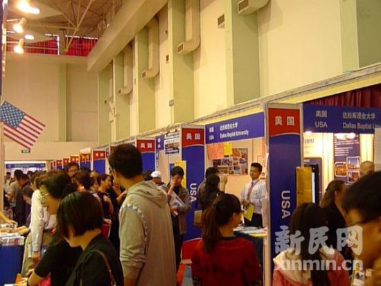 此次亮相教育展上海站的美国大学有将近40所,但是参展的美国排名前100的大学不到10所,让不少学生表示“很失望”。新民网记者 袁蓉 上海东亚展览馆回传 此次亮相教育展上海站的美国大学有将近40所,但是参展的美国排名前100的大学不到10所,让不少学生表示“很失望”。新民网记者 袁蓉 上海东亚展览馆回传