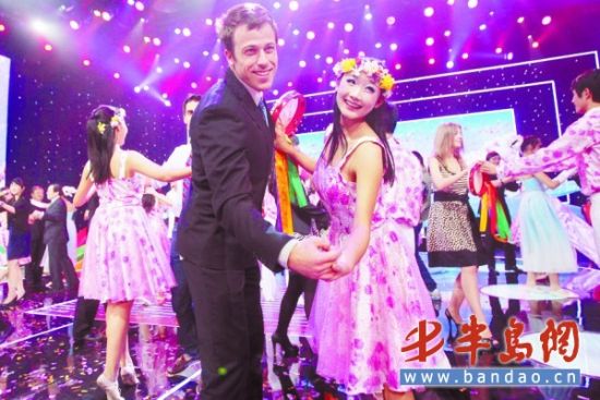 国外辩手与现场演员共舞。 国外辩手与现场演员共舞。
