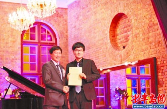 因为成绩突出,王林杰在香港大学获得了舍堂发放的奖学金。图由王林杰个人提供 因为成绩突出,王林杰在香港大学获得了舍堂发放的奖学金。图由王林杰个人提供