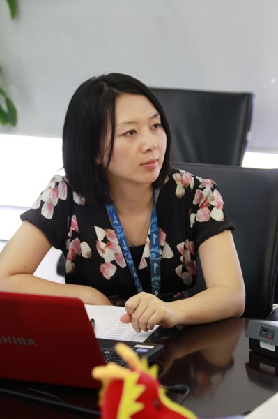 新浪中小学主管于彩虹认真倾听嘉宾发言 新浪中小学主管于彩虹认真倾听嘉宾发言