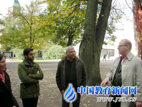 隆德大学教授向来访者介绍该校的历史与文化。黄金鲁克 摄 隆德大学教授向来访者介绍该校的历史与文化。黄金鲁克 摄
