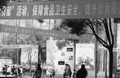 大学校园里,各种条幅纵横交错。 记者何晓刚 摄 大学校园里,各种条幅纵横交错。 记者何晓刚 摄