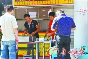 大学生合伙创业卖烤猪蹄 不敢告诉父母 大学生合伙创业卖烤猪蹄 不敢告诉父母