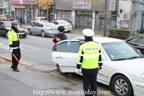 出动警员维护交通秩序 出动警员维护交通秩序