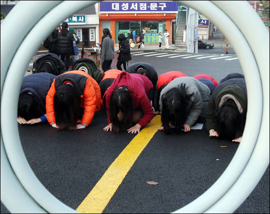考场外为考生祈福 考场外为考生祈福