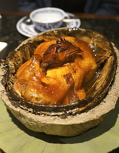 由于坛泥的密封性较好,烘烤出的叫花鸡肉质更酥嫩、香气也更浓醇。 由于坛泥的密封性较好,烘烤出的叫花鸡肉质更酥嫩、香气也更浓醇。