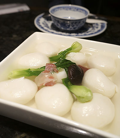 以纯手工精心制作的清汤鱼圆如豆腐般柔嫩,入口即化而不失其鲜。 以纯手工精心制作的清汤鱼圆如豆腐般柔嫩,入口即化而不失其鲜。