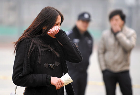 复试放榜现场,考生悲喜交加供图/东方IC 复试放榜现场,考生悲喜交加供图/东方IC