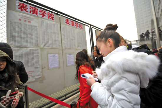 考生在复试榜前查看自己的信息 供图/东方IC 考生在复试榜前查看自己的信息 供图/东方IC