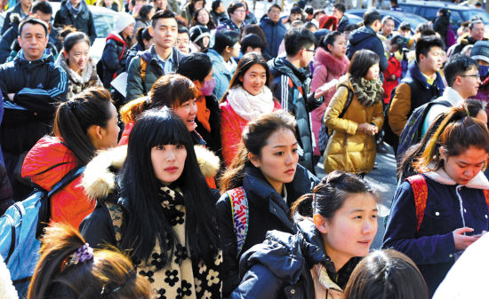 考生在中国传媒大学考场外等候入场 供图/东方I 考生在中国传媒大学考场外等候入场 供图/东方I