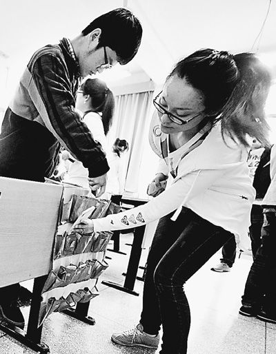 学生们自愿交手机。人民视觉 学生们自愿交手机。人民视觉
