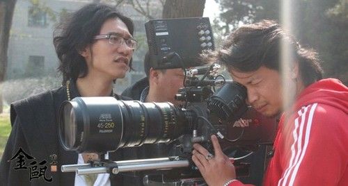 总导演田七与摄影师黄绍辉在清华园取景拍摄 总导演田七与摄影师黄绍辉在清华园取景拍摄