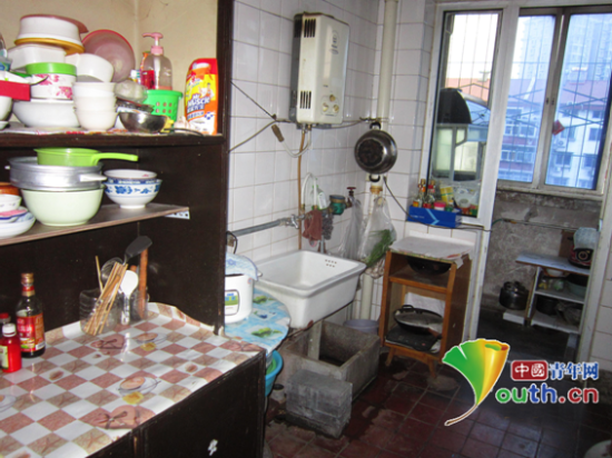 林妈妈每天在这间公用厨房为小林做饭。本人供图 林妈妈每天在这间公用厨房为小林做饭。本人供图
