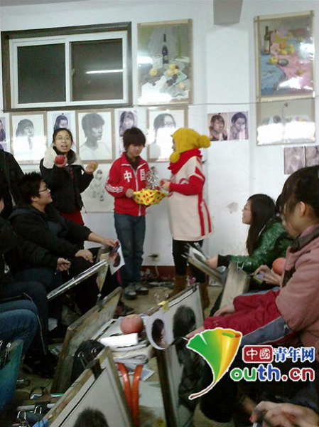 小何的培训班老师正在讲解绘画要点。本人供图 小何的培训班老师正在讲解绘画要点。本人供图