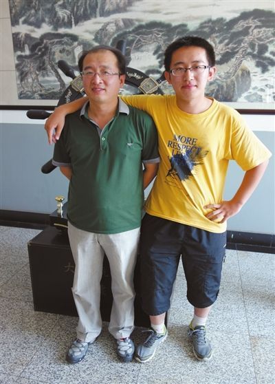 宁夏文科状元李昊宸 宁夏文科状元李昊宸(右)与父亲