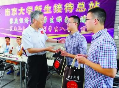 张异宾书记为双胞胎新生送上新生大礼包。佘治骏 摄 张异宾书记为双胞胎新生送上新生大礼包。佘治骏 摄