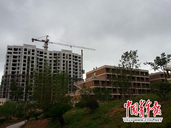 休宁中学新校区被在建楼盘包围。 休宁中学新校区被在建楼盘包围。