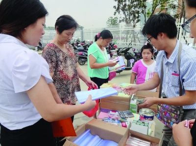 学校门口家长排队购买包书皮 学校门口家长排队购买包书皮
