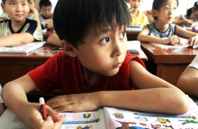 在上海崇明,一个九岁的孩子在上英语课。图片来源:路透社。 在上海崇明,一个九岁的孩子在上英语课。图片来源:路透社。
