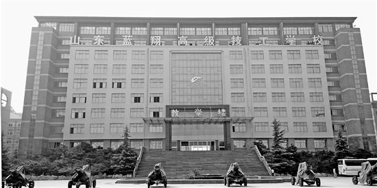 蓝翔技校主楼小广场上,停放着六辆罩着帆布的四管高射机枪。 蓝翔技校主楼小广场上,停放着六辆罩着帆布的四管高射机枪。