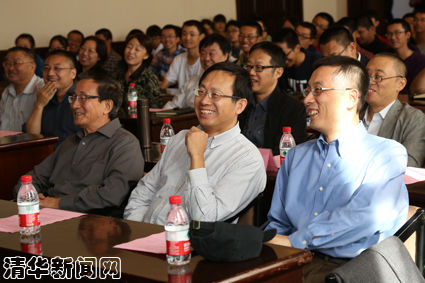 图为出席典礼的清华师生。石加东 摄 图为出席典礼的清华师生。石加东 摄