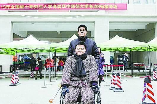 第二次考研,李强坐在轮椅上进考场。 第二次考研,李强坐在轮椅上进考场。
