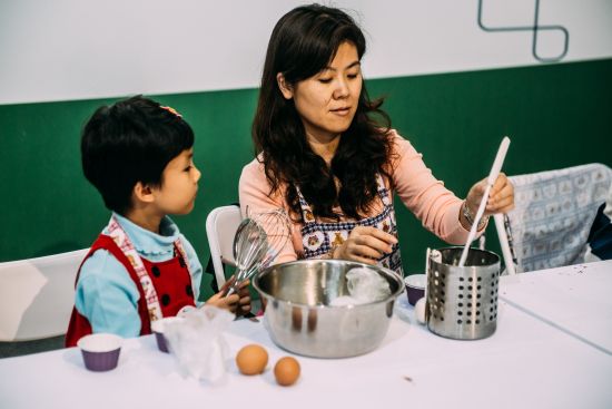 亲子烘焙课堂巧克力熔岩蛋糕制作中 亲子烘焙课堂巧克力熔岩蛋糕制作中