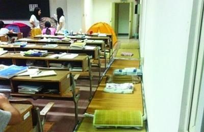 自习教室走道里铺满了席子。 季宇轩 摄 自习教室走道里铺满了席子。 季宇轩 摄