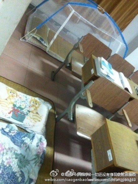 自习教室走道里铺满了席子。 季宇轩 摄 自习教室走道里铺满了席子。 季宇轩 摄