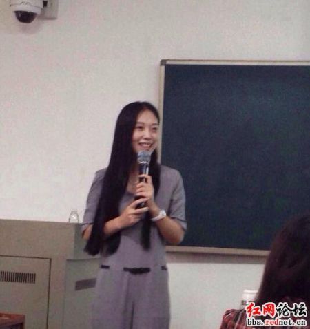 (孔玮正在给学生授课) (孔玮正在给学生授课)