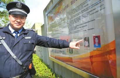 11月3日,雷楚年曾经就读的中学,公示栏还挂着他当年的照片。 11月3日,雷楚年曾经就读的中学,公示栏还挂着他当年的照片。