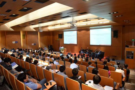 同济大学经管学院副院长王广斌教授组织演讲嘉宾进行小组讨论并与参会者互动 同济大学经管学院副院长王广斌教授组织演讲嘉宾进行小组讨论并与参会者互动