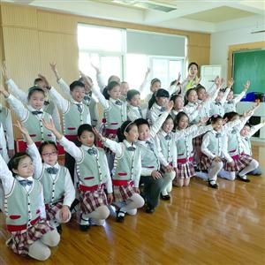 学生通过读、吟、唱、舞、画等形式感受古诗词的意境和韵味。/晨报记者 崔翼琴 学生通过读、吟、唱、舞、画等形式感受古诗词的意境和韵味。/晨报记者 崔翼琴