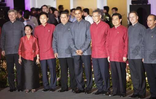2009年APEC会议的统一服装是由新加坡籍服装设计师宋伟杰设计的,旨在展示新加坡的多元种族和文化。图为身着特色服装的各国领导人。 2009年APEC会议的统一服装是由新加坡籍服装设计师宋伟杰设计的,旨在展示新加坡的多元种族和文化。图为身着特色服装的各国领导人。