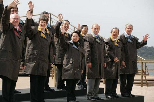 2007年 澳大利亚传统服装“风雨大衣”。 2007年 澳大利亚传统服装“风雨大衣”。
