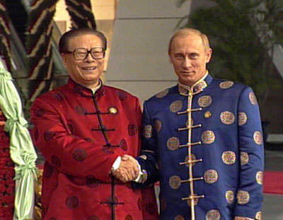 2001年APEC在上海举行,唐装理所当然成为了本届APEC会议的领袖服装。 2001年APEC在上海举行,唐装理所当然成为了本届APEC会议的领袖服装。