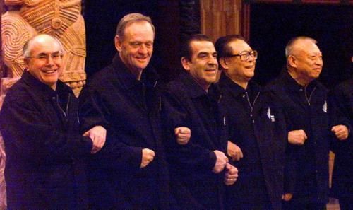 1999年,APEC在奥克兰举行。领导人的“制服”是由新西兰享誉世界的优质羊毛制成,包括一件帆船茄克、一件长袖马球衬衣及一条黑裤。 1999年,APEC在奥克兰举行。领导人的“制服”是由新西兰享誉世界的优质羊毛制成,包括一件帆船茄克、一件长袖马球衬衣及一条黑裤。