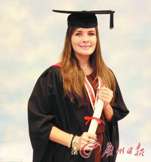 琼斯如愿大学毕业。 琼斯如愿大学毕业。