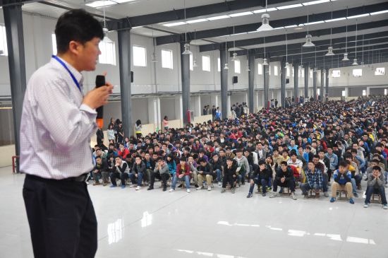 周虎震早晨5点给大二、大三学生做报告 周虎震早晨5点给大二、大三学生做报告