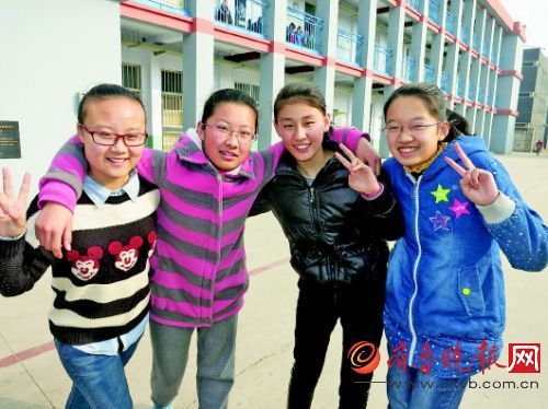 高庄中学女生比男生多,女生课程不仅教她们学做淑女,还教她们学会了感恩。 高庄中学女生比男生多,女生课程不仅教她们学做淑女,还教她们学会了感恩。