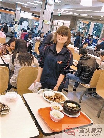 周丹在学校食堂收拾餐桌。受访者供图 周丹在学校食堂收拾餐桌。受访者供图