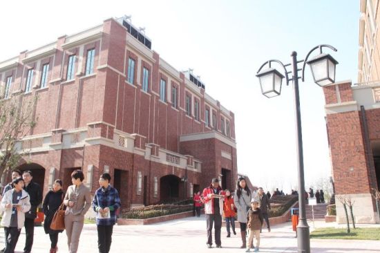 在学生带领下参观校园 在学生带领下参观校园