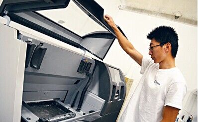 张京一展示彩色3D打印机。(加拿大《星岛日报》) 张京一展示彩色3D打印机。(加拿大《星岛日报》)