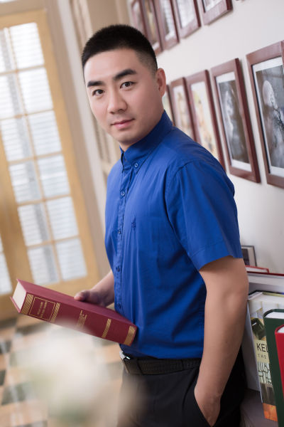 于海泉,中国评剧院优秀青年演员,师从于评剧表演艺术家李惟铨和