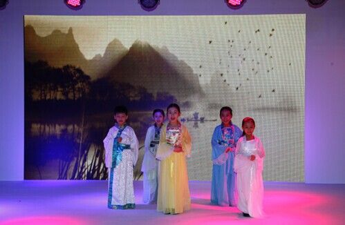 表演《弟子规》的MX国际童星 表演《弟子规》的MX国际童星