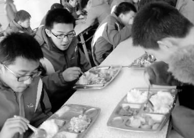 学校要求学生在食堂就餐 本报记者 卢红 摄 学校要求学生在食堂就餐 本报记者 卢红 摄