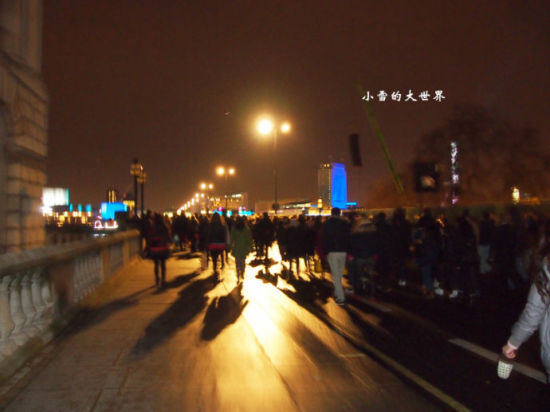 川流不息的人群 川流不息的人群蹦蹦跳跳,梦一样的彩灯流泻到远方