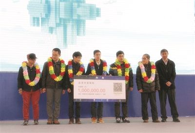 6名大学生拿到100万支票。图片来自网络 6名大学生拿到100万支票。图片来自网络
