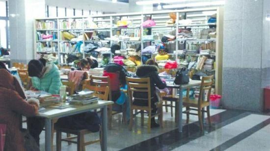 很多学生在图书馆学习。 很多学生在图书馆学习。